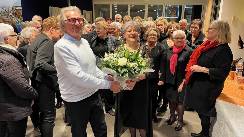 Jacquie offre le bouquet à Céline Jacquie offre le bouquet à Céline