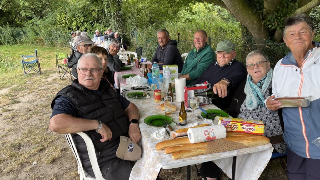 Tous à table